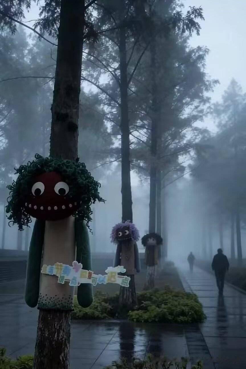 重庆渝北区这树干上弄人偶的创意其实出发点还是挺不错的，在晴朗的白天看起来还是比