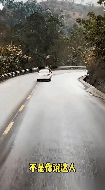 就这么直挺挺地，骑在黄线上开。喇叭按烂了都没用，人家纹丝不动。我一开始真以为是