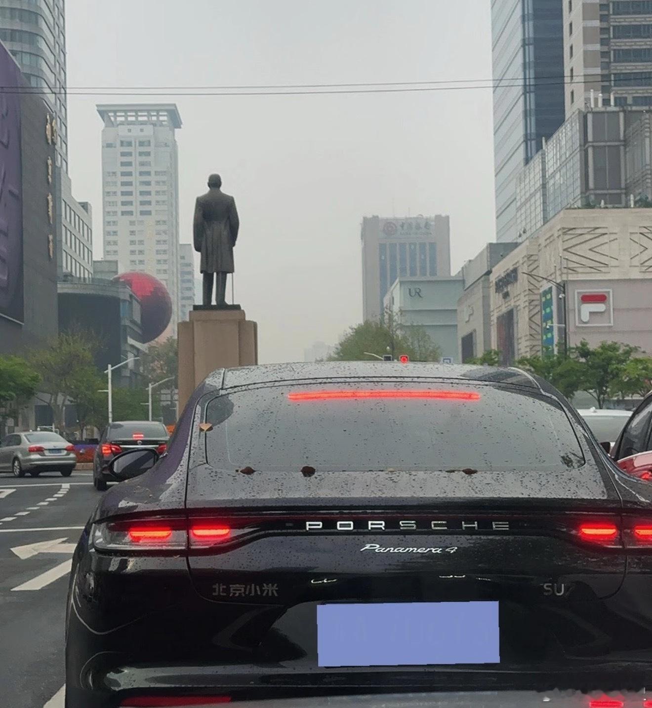 朋友跟我说在路上看到的p1回去后把自己的保时捷改了