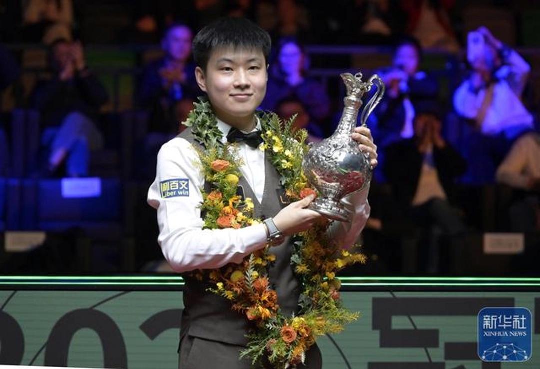 香港昨晚的斯诺克球台，见证了一场特殊的胜利。赵心童10比6赢下张安达，拿下世界大