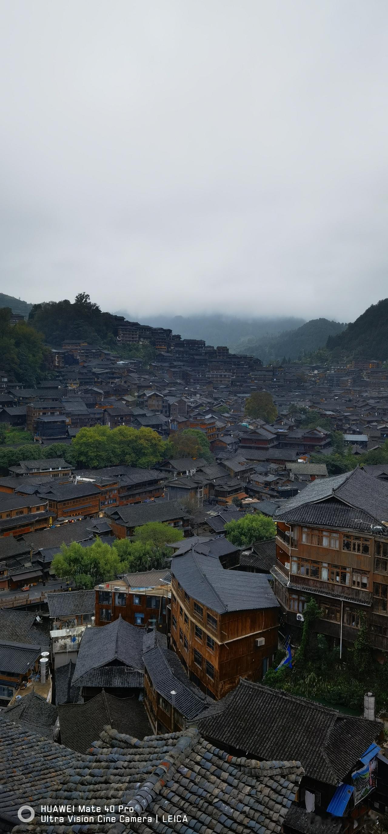今天差点冻死在贵州！到了贵州才领教了“天无三日晴，地无三尺平”的说法一点都不夸