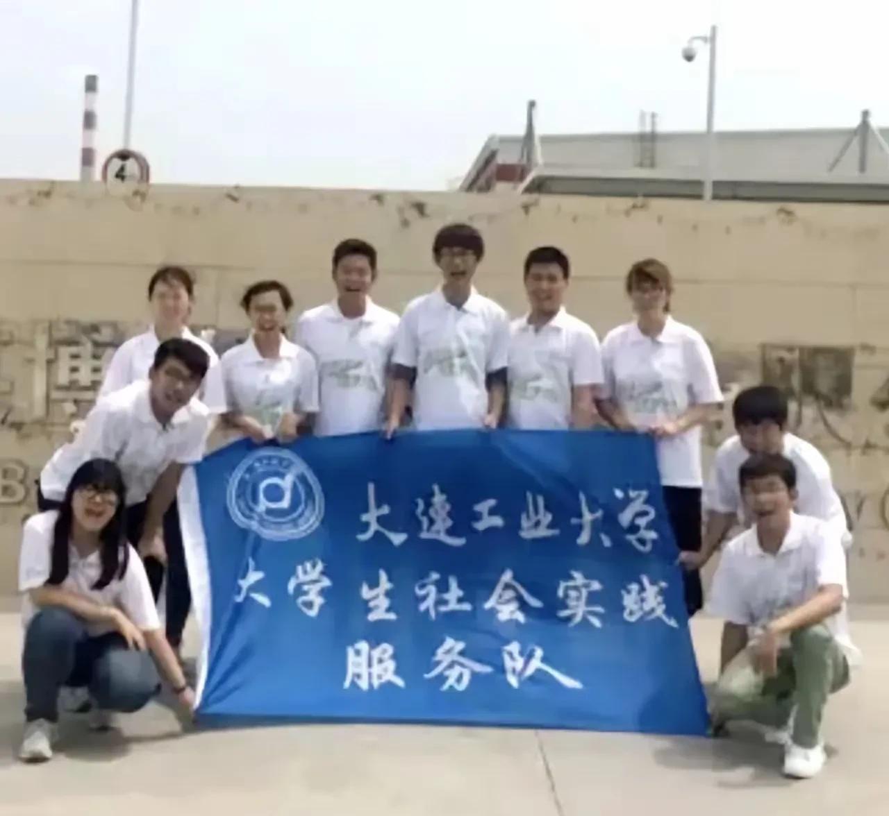 李同学的大学校友齐发声恳请大家放过她在网络时代，很多事情，被无限放大。李同学