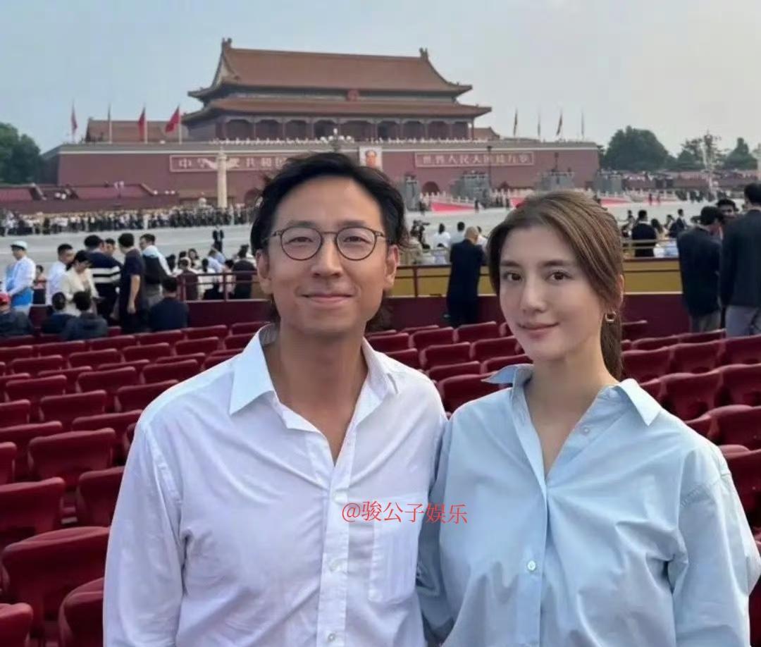 吴千语施伯雄夫妇去北京现场观看九三阅兵仪式。二人纯素颜戴着有纪念意义的鸭舌帽，坐