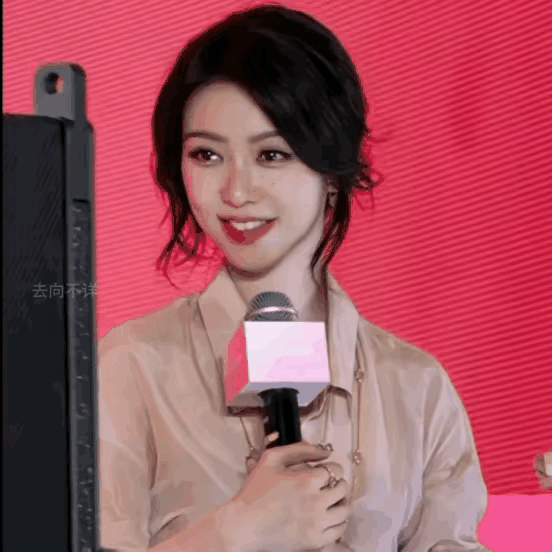 她的眼神是训练出来的，表演痕迹太严重，稍有社会经验的人都会防着她，这样的女人城府