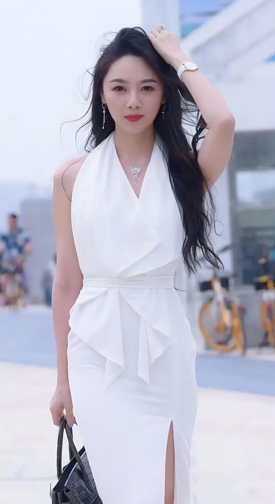 话到七分，酒至微醺，笔墨疏宕，言词婉约，古朴残破，含蓄酝藉，就是不完而美之最高境