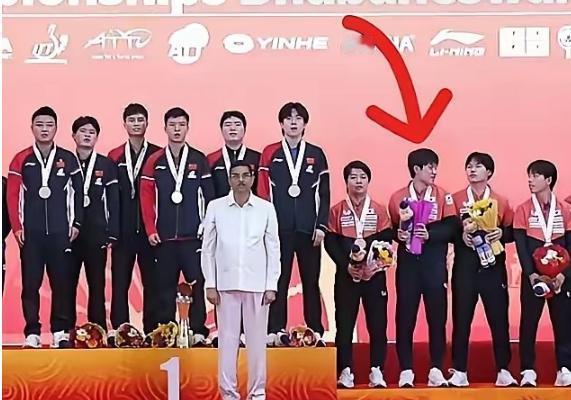 近日，乒乓球赛事颁奖台上的一个细节引发讨论，有观众注意到张本智和在升国旗、奏国歌