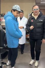 辽宁男篮现场主持人梁佳烁陪同主教练乌戈去医院配眼镜，看来乌戈洛佩斯之前去眼镜城配