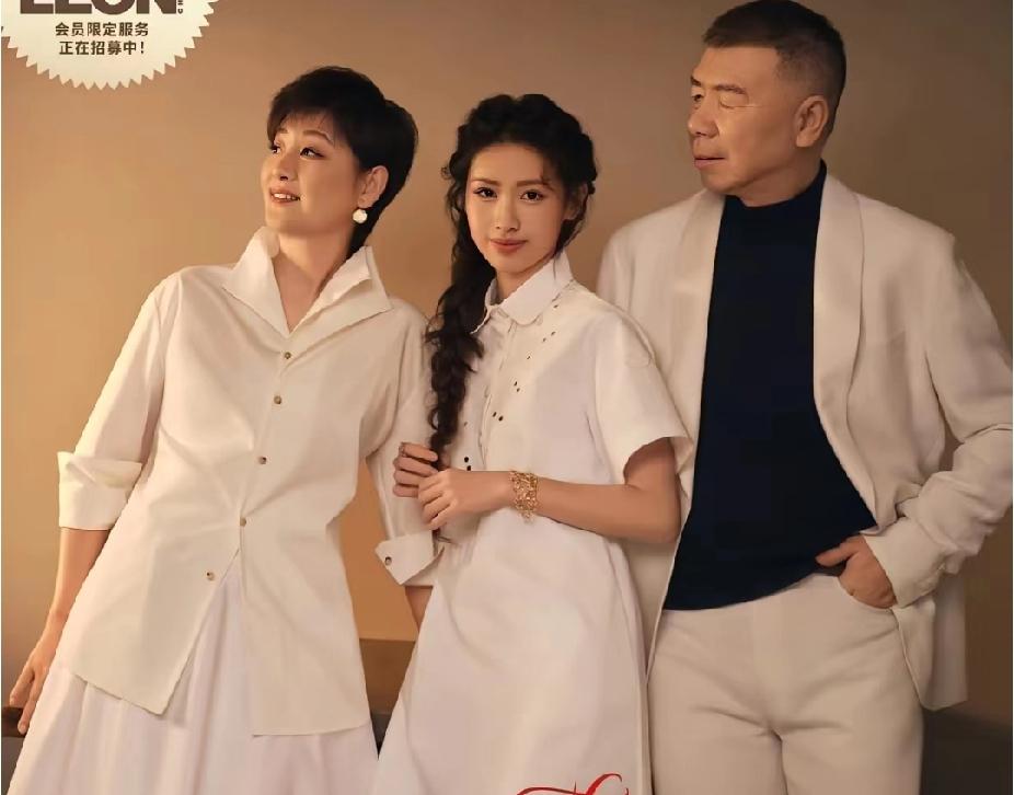 冯小刚徐帆全家福太暖了！这才是家的模样✨年关将至，冯小刚、徐帆和女儿徐小朵