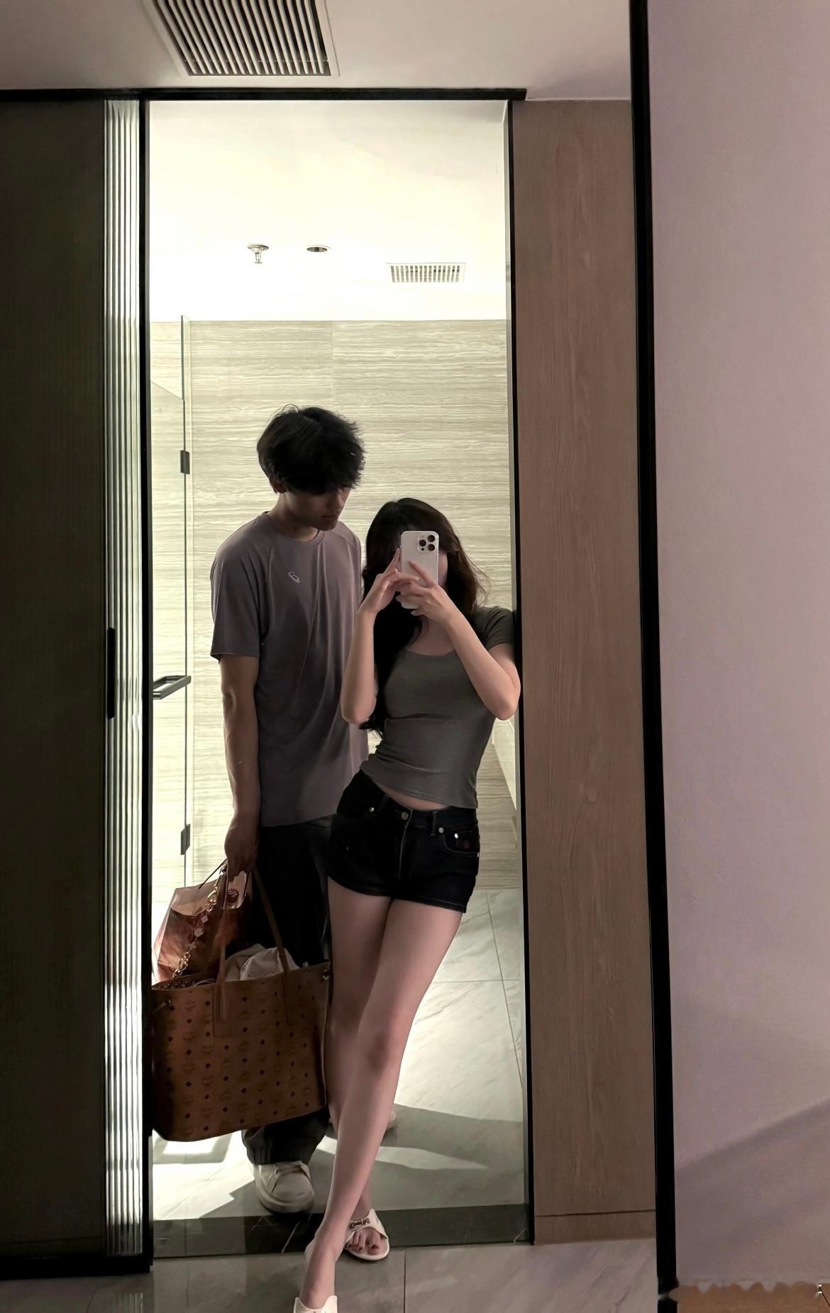 我们俩一看到好看的镜子就走不动道​​​