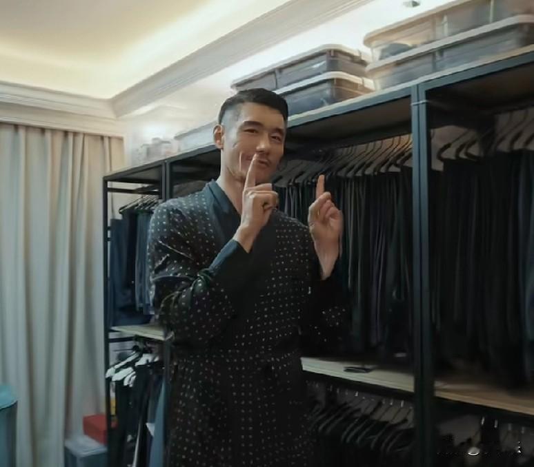 10月27日,中国“初代超模”,54岁的胡兵在自己的社交账号上分享了自己像迷宫一