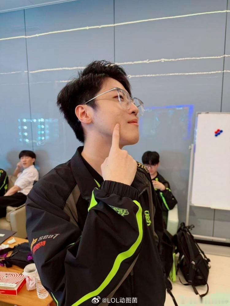 HOYA酒桶Zhuo：LPL最厚脸皮顶穿鞋底；Care：鞋底顶穿！来开游戏的