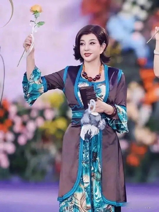刘晓庆携三代女星封神！百花奖这张合照刷屏了，网友封她“女帝”袁泉为相杨紫为将，四
