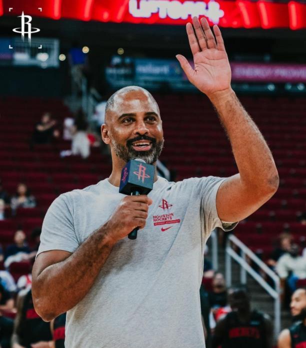 火箭打掘金最后5分钟，乌度卡做了个让解说台静音的决定：撤下首发控卫，把球交给20