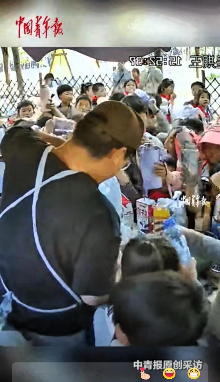 暖心！江苏宿迁，学生徒步，口干舌燥，原本领队只是试探问能不能接点水，没想到店老板