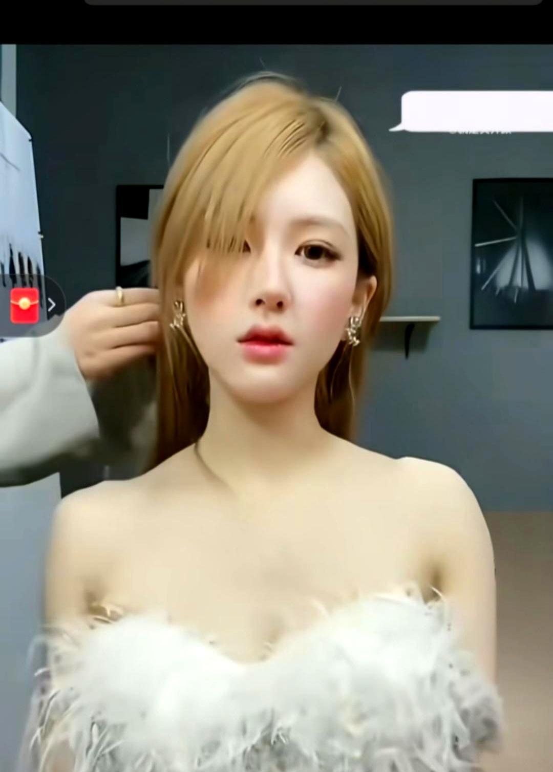 道具砸落瞬间，她连睫毛都没颤一下。导演当场鼓掌。监视器后的空气凝固了三秒。