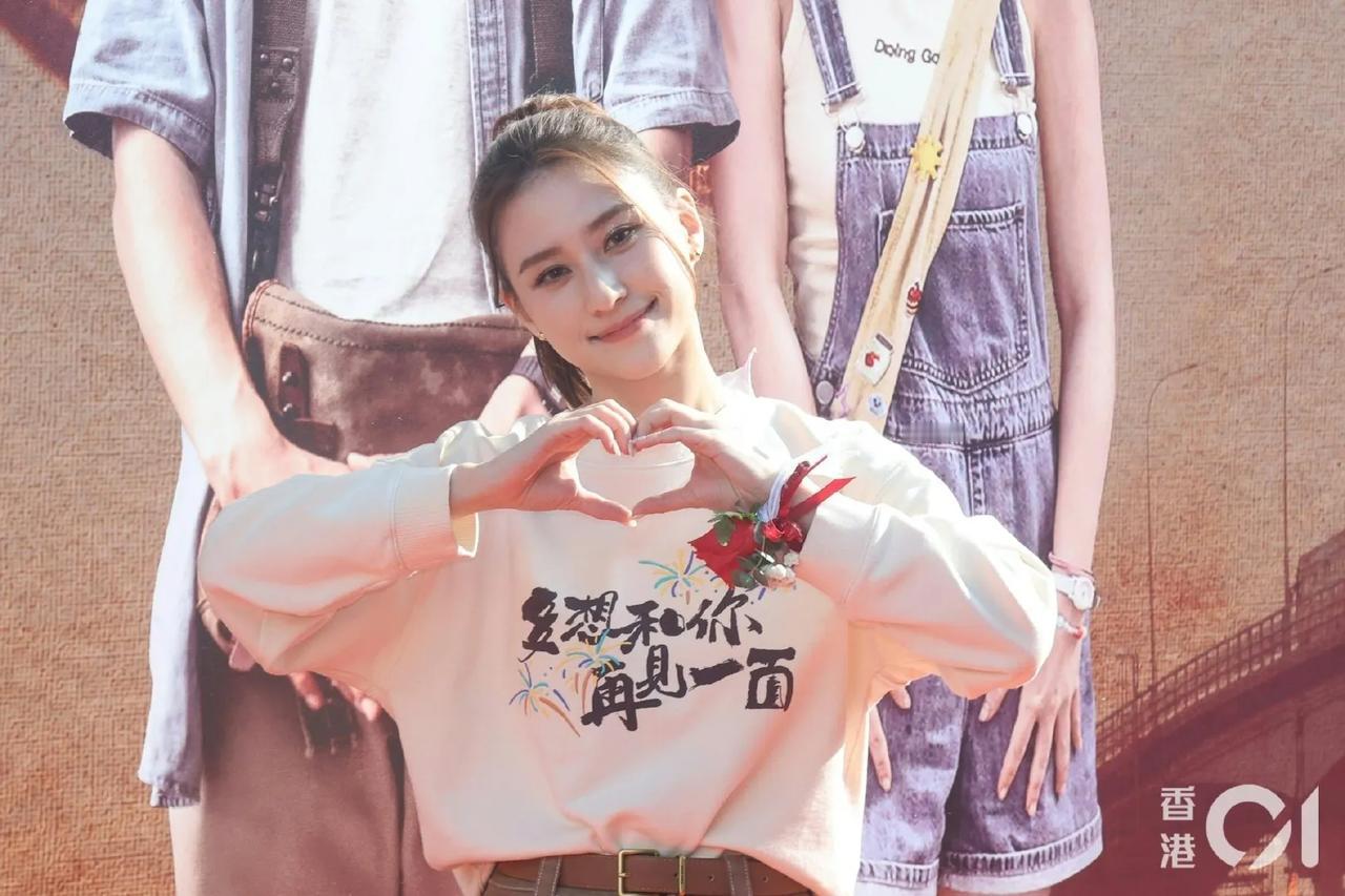 我们都知道何超莲美，但中国最不缺的就是美女，这不，和她合影的这女子也很美哦，甜甜