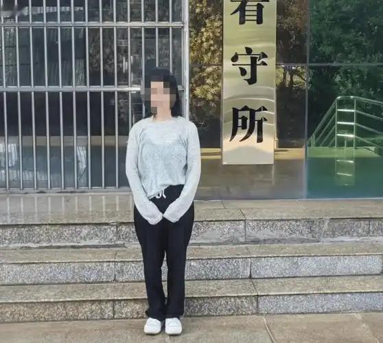 重庆，一女子是富家女，她3年前从银行买了50克金条，看金价涨的厉害，就准备卖掉变