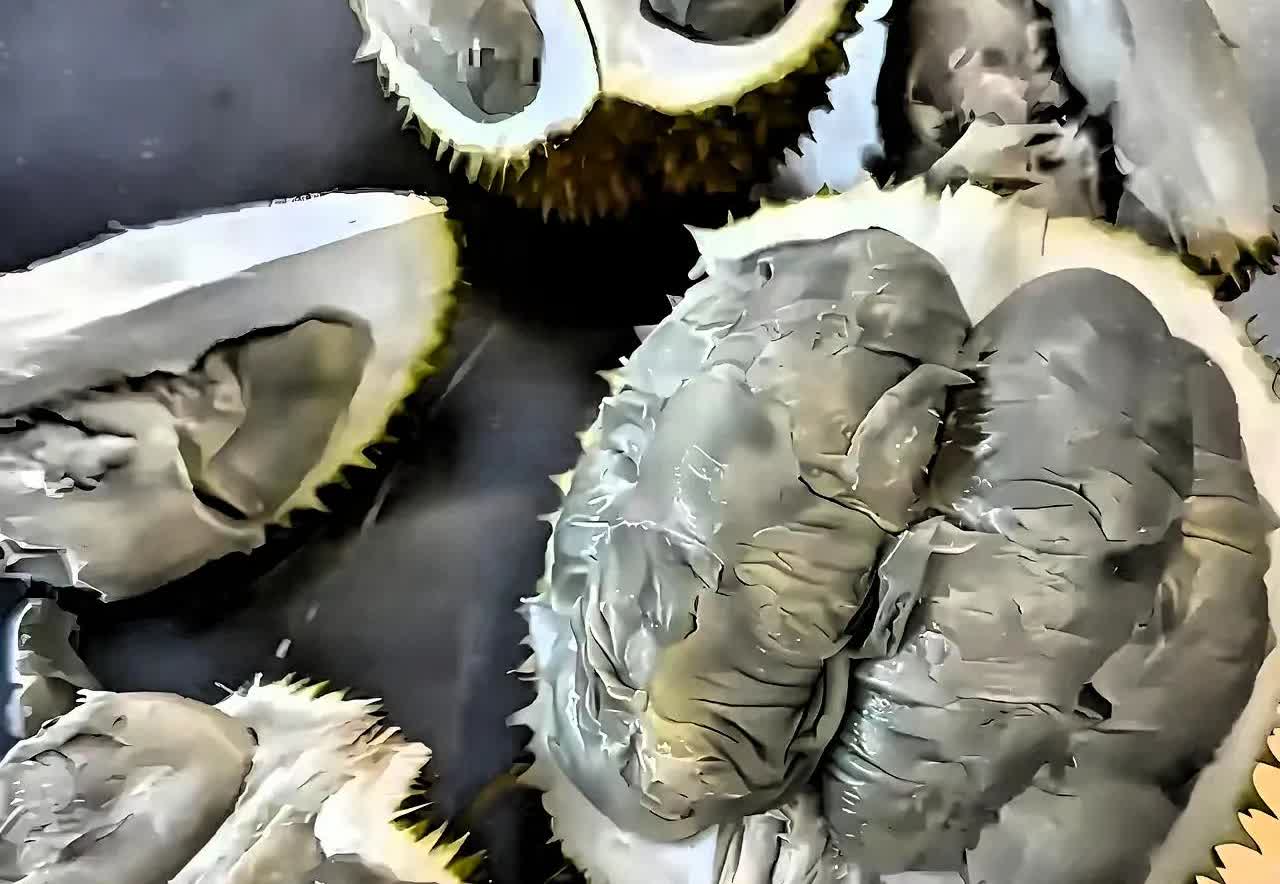 家人们谁懂啊！超市说马来西亚进口的榴莲打折，我可太激动了，直接抱回两个。一到