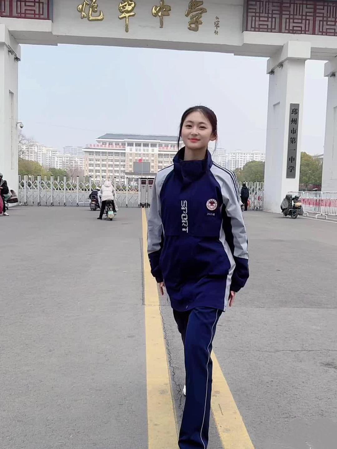 邳州一中校服女生刷屏！这才是最真实的青春最近邳州一中校门口一位校服女孩意外