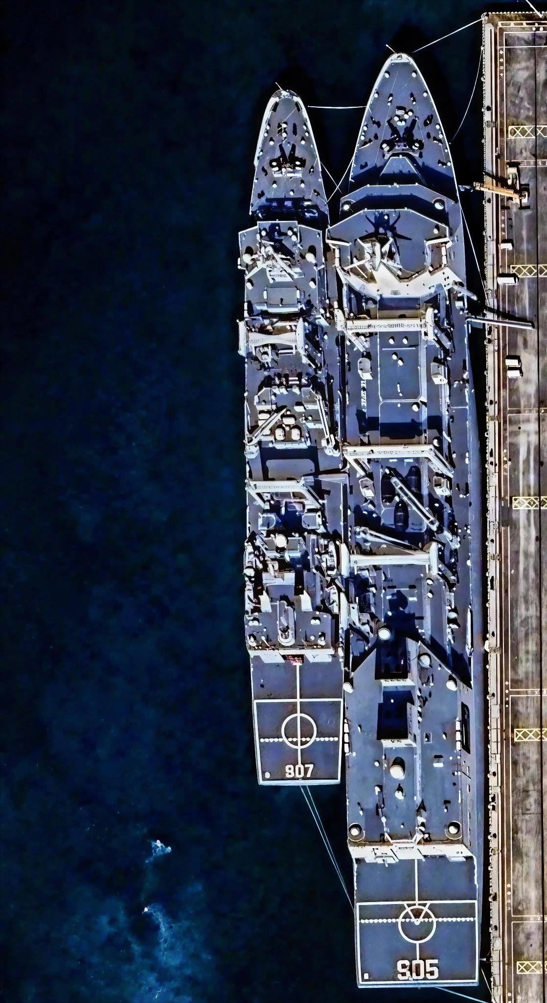 这张航拍图中的两艘军舰是中国海军现役的远洋综合补给舰。右侧是舷号为905的