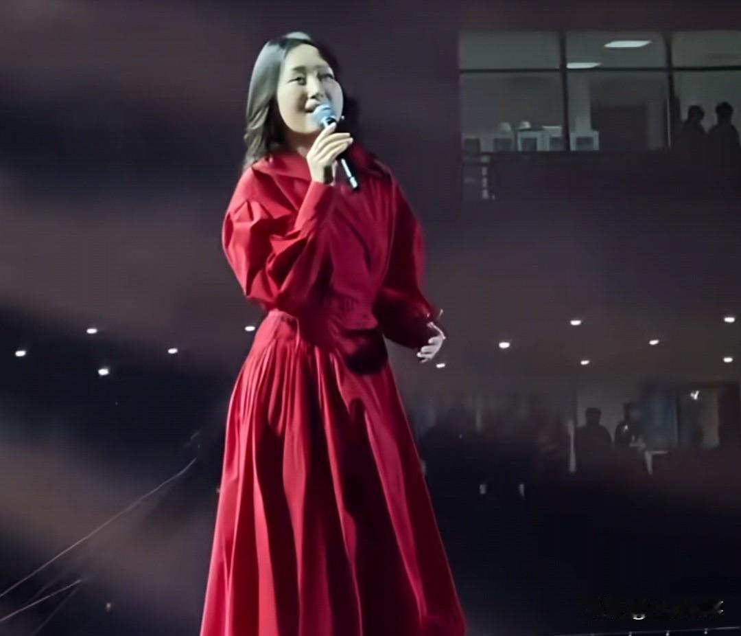 杨钰莹，55岁，不愁嫁……今天，看到55岁的杨钰莹在济宁演唱，不再年轻，有种