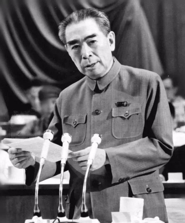 开国大典在即，周恩来问毛主席：您还记得红三十四师那个团长吗？毛主席闻言放下