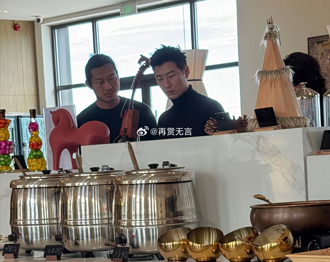 窦骁和旁边的腮胡男人去旅游被偶遇！明星身边连朋友都是高质量！