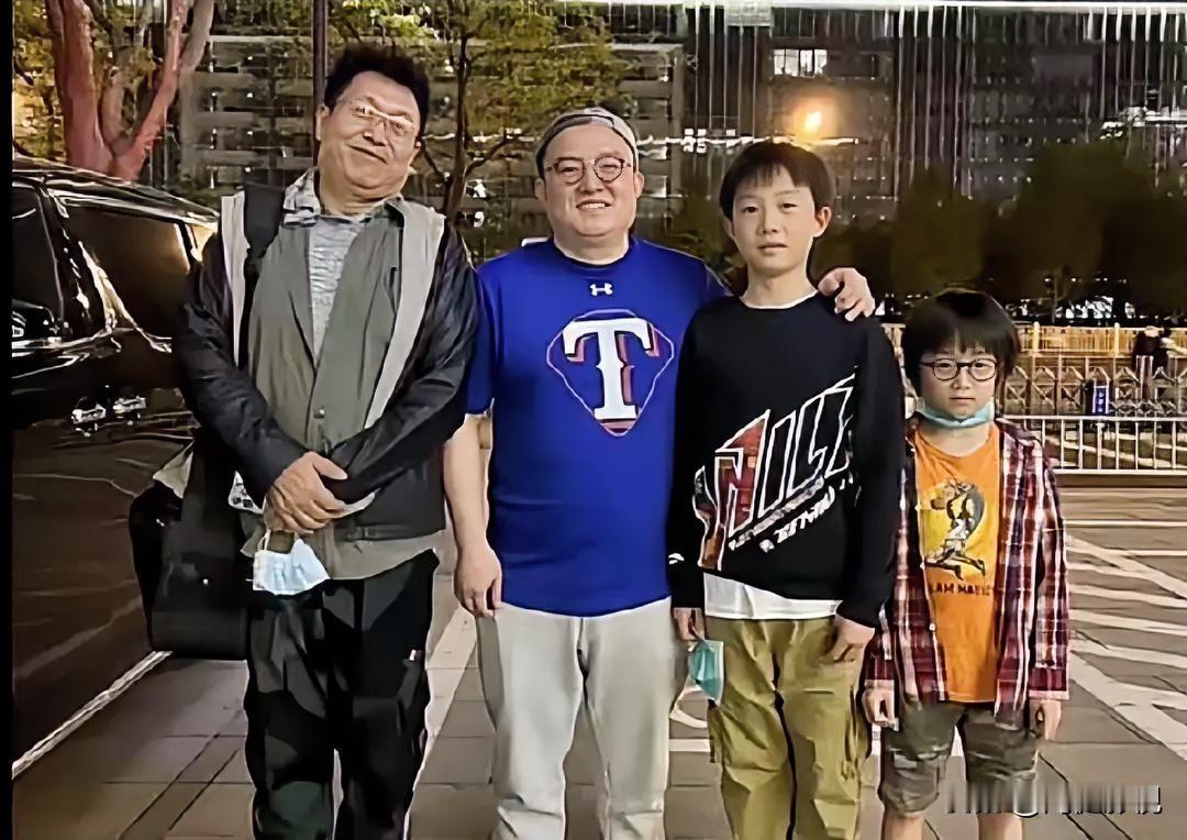 主持人王为念与儿孙子街头合影。看喜气洋洋脸型、鼻子、嘴巴、还有一对招财大耳朵…哪