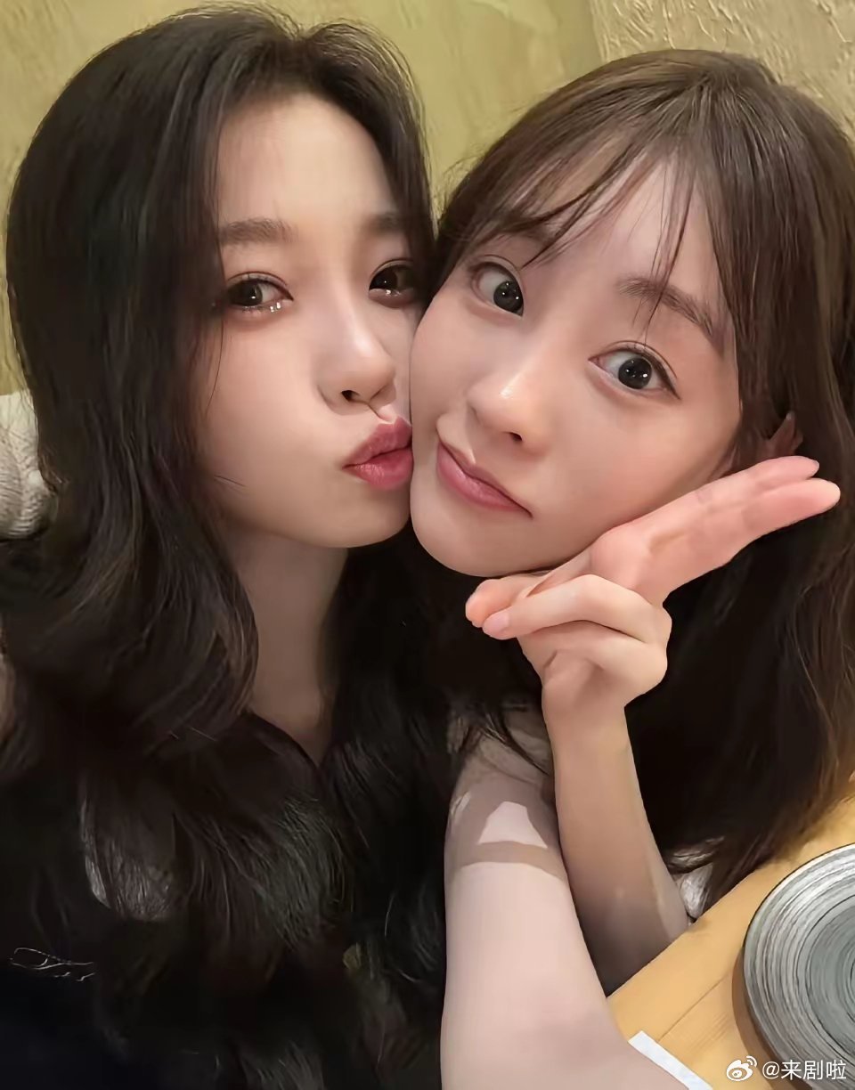 去年浪姐祝绪丹和虞书欣还姐妹情深互相打气，今年活动现场擦肩而过零交流，见面已是陌