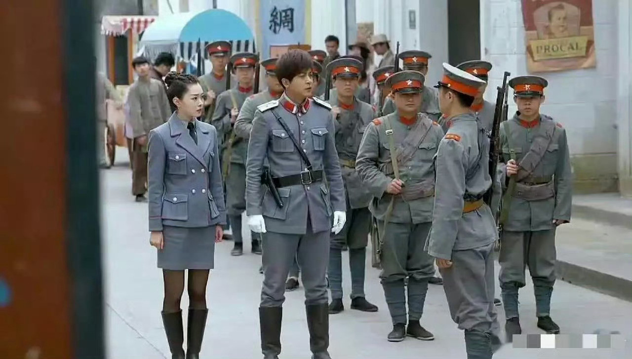 这个剧能扯，穿着丝袜打仗