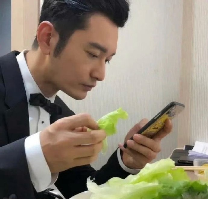 黄晓明拿菜叶子当零食吃啊，都快成兔子了，明星为了保持身材真的很拼​​​