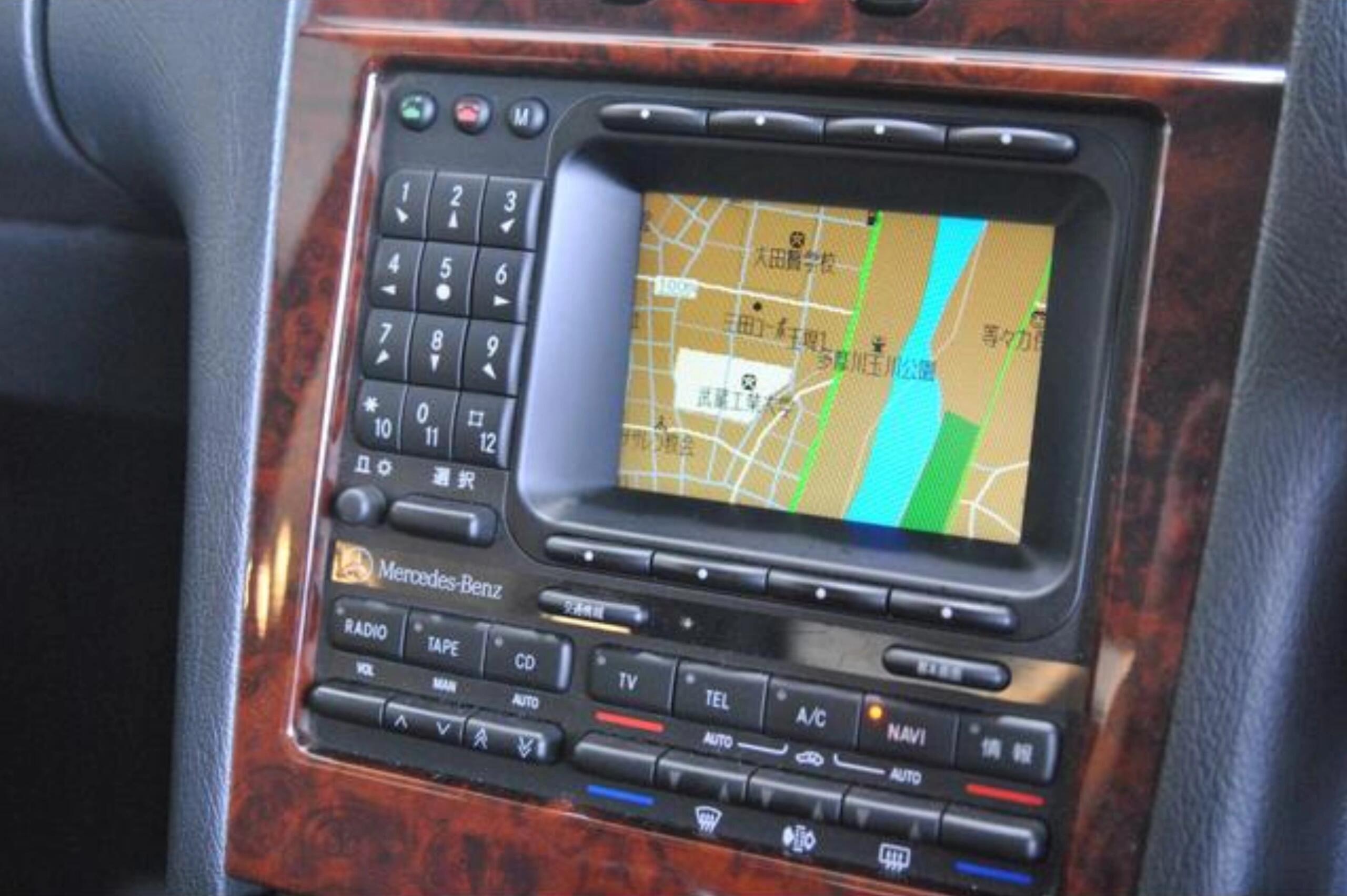 日规奔驰的象征，90年代只有日规的奔驰S级和E级可以选装这个集成了空调控制、卫星