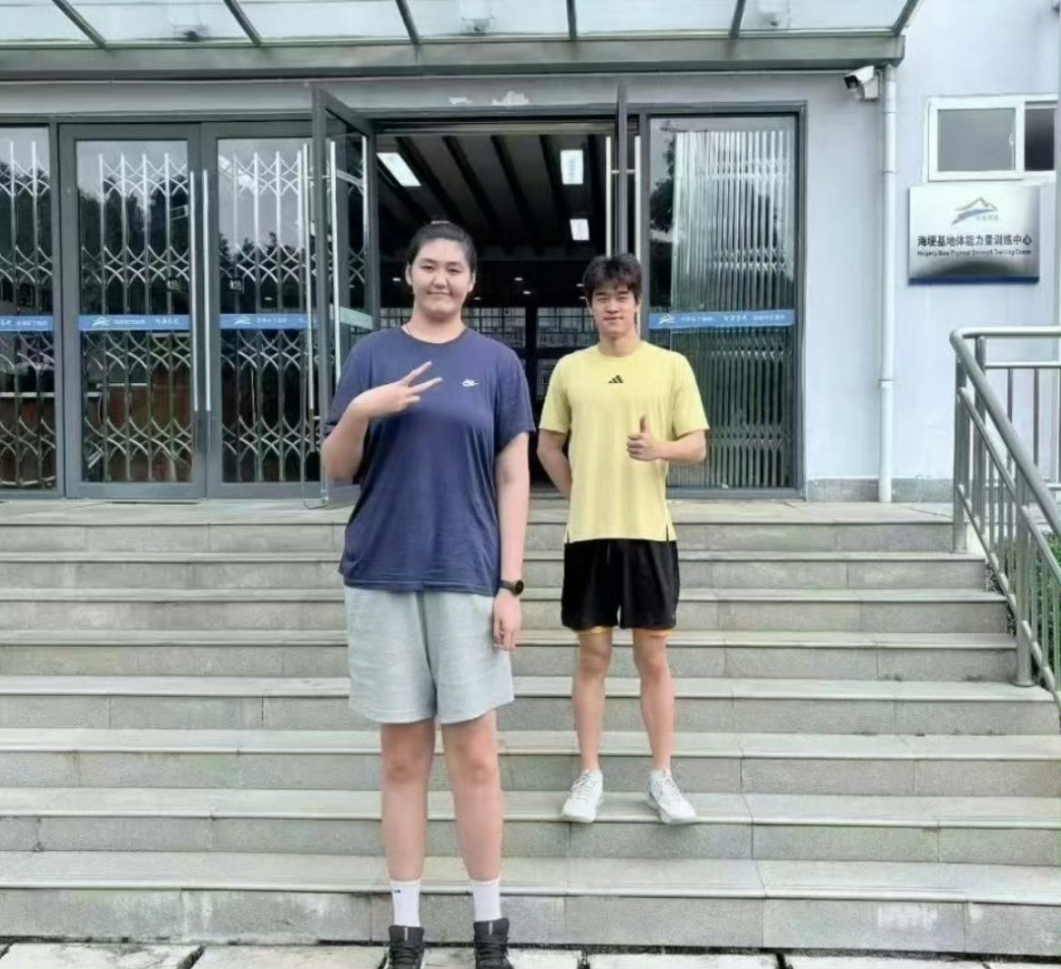 篮球消息张子宇（中国女篮运动员）与潘展乐（中国游泳运动员）同框合影，因为34厘米的身高差引发网络热议