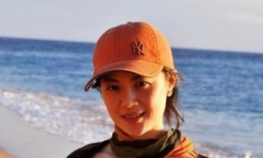 我愿意放弃中国国籍，自愿加入英国！2004年，34岁的姜丰在入籍申请书上签下名字