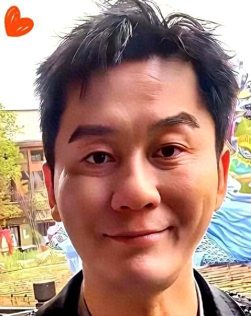 47岁，不谈婚，不恋旧，心安就是归处。《奔跑吧》杀青宴上，他举杯说：“这帮兄弟