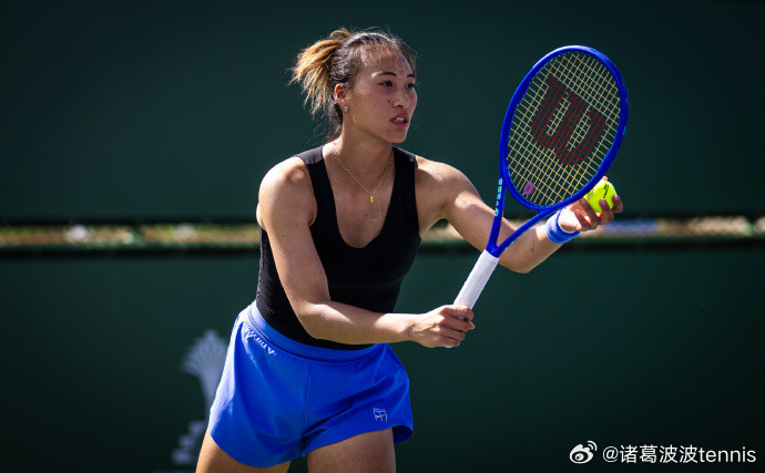 郑钦文新鲜出炉的训练图👀,疑似新教练也现身巴格达蒂斯。郑钦文去年在阳光双赛背靠