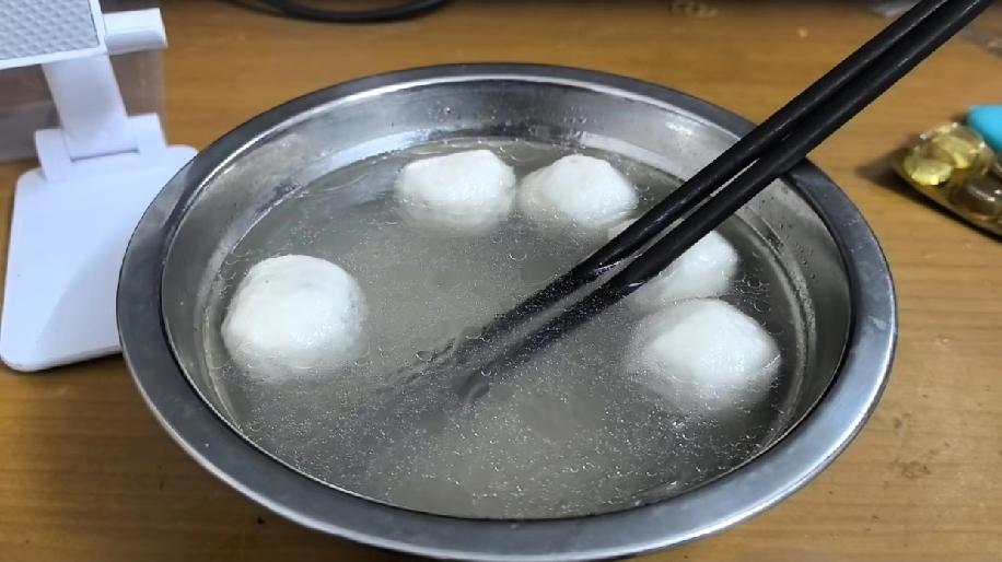 大年初一给姑姑拜年，她念叨表姐疑似怀孕，夫妻俩工作忙没法做饭，想让她去帮忙，却又