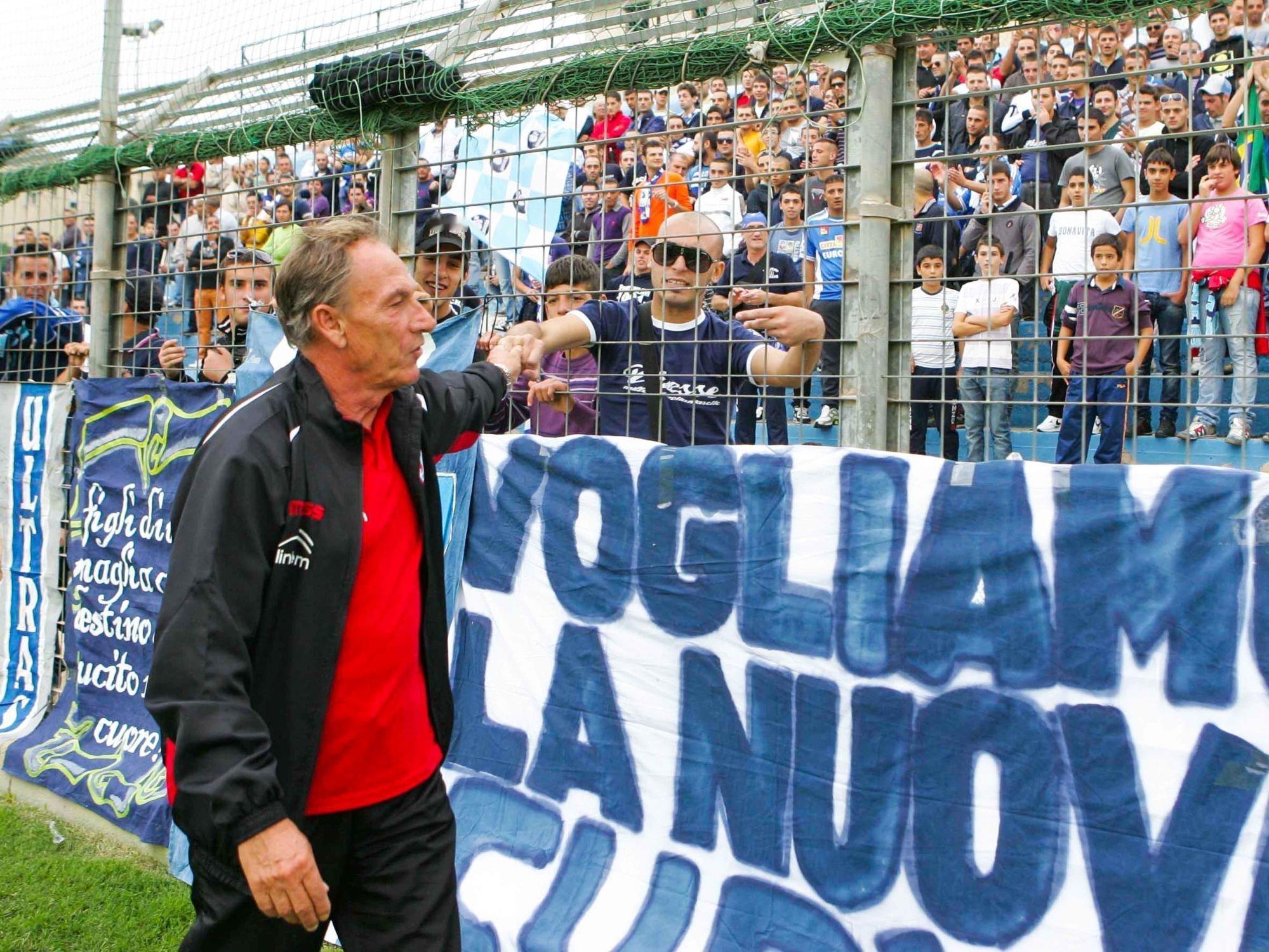 曾长期在意大利执教的个性教练泽曼，有一次发现球员们深夜打牌，他没有制止，而是加入