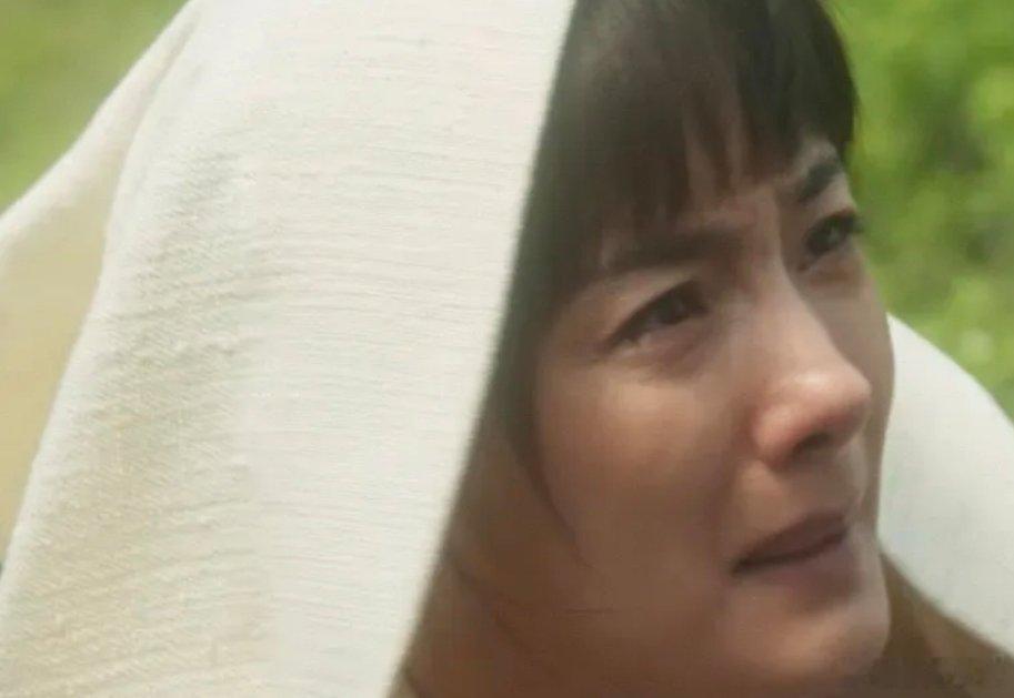 《生万物》绣绣抱着母亲的棺木哭着说：我没有被马子坏了身子，我好好地逃出来了，我是