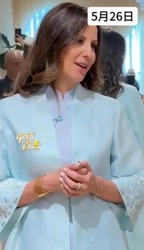 塞尔维亚第一夫人试穿中式旗袍后，网友集体喊话：直接送！太给中国长脸了！ 谁也