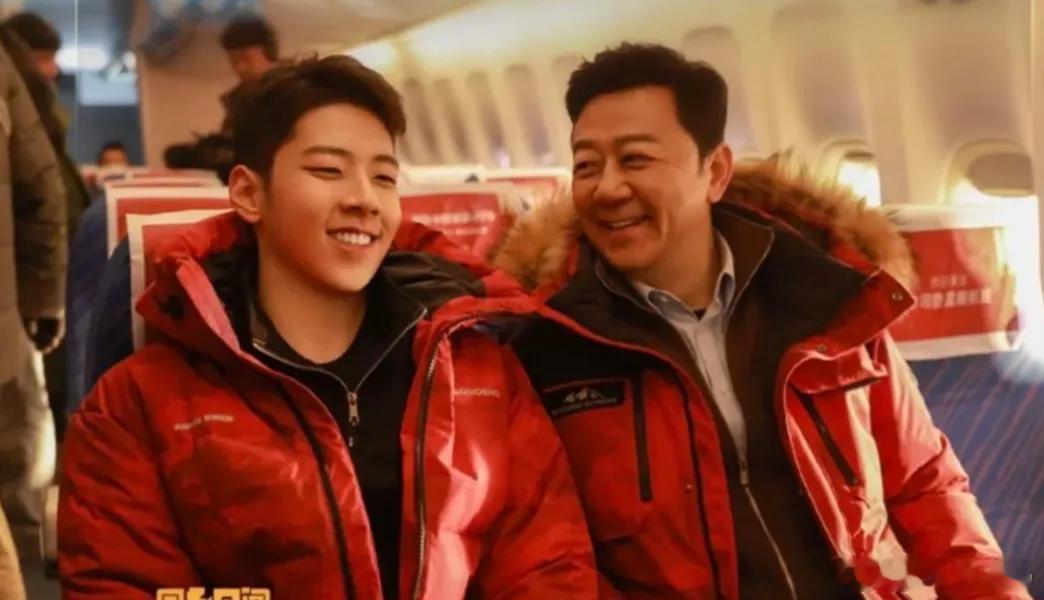 58岁的郭涛带着儿子拍贺岁短片，为儿子星途铺路，父慈子孝的样子太温馨了，19岁的