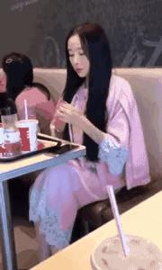 这喝法似曾相识也不怕呛到