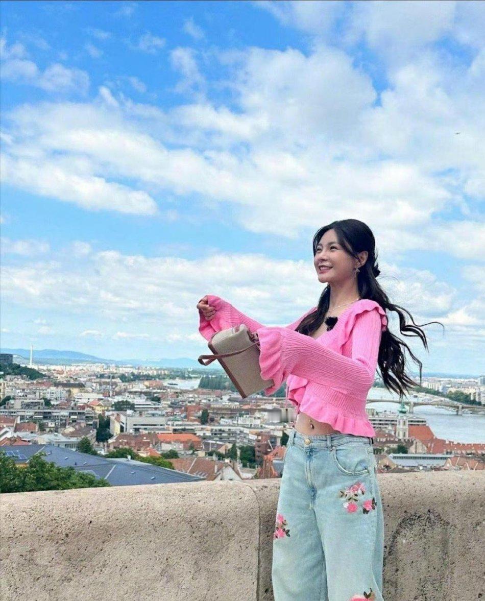 沈梦辰有钱之后竟然在肚脐都镶钻了​​​