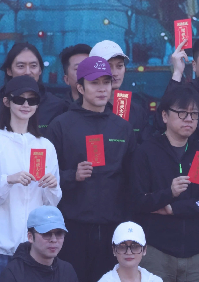 铁证题材刘宇宁开机照铁证题材，刘宇宁开机照，蹲姿拿红包，宁哥的这个状态我给到帅