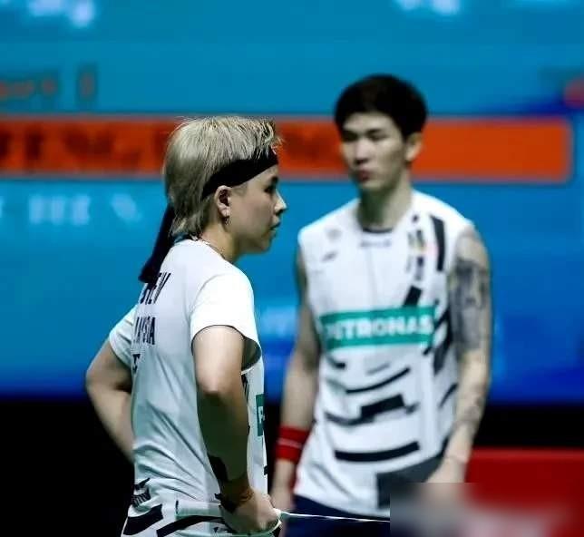 伯明翰的冷风简直吹疯了。谁能想到，堂堂世界第一、卫冕冠军石宇奇，竟然在全英赛首轮