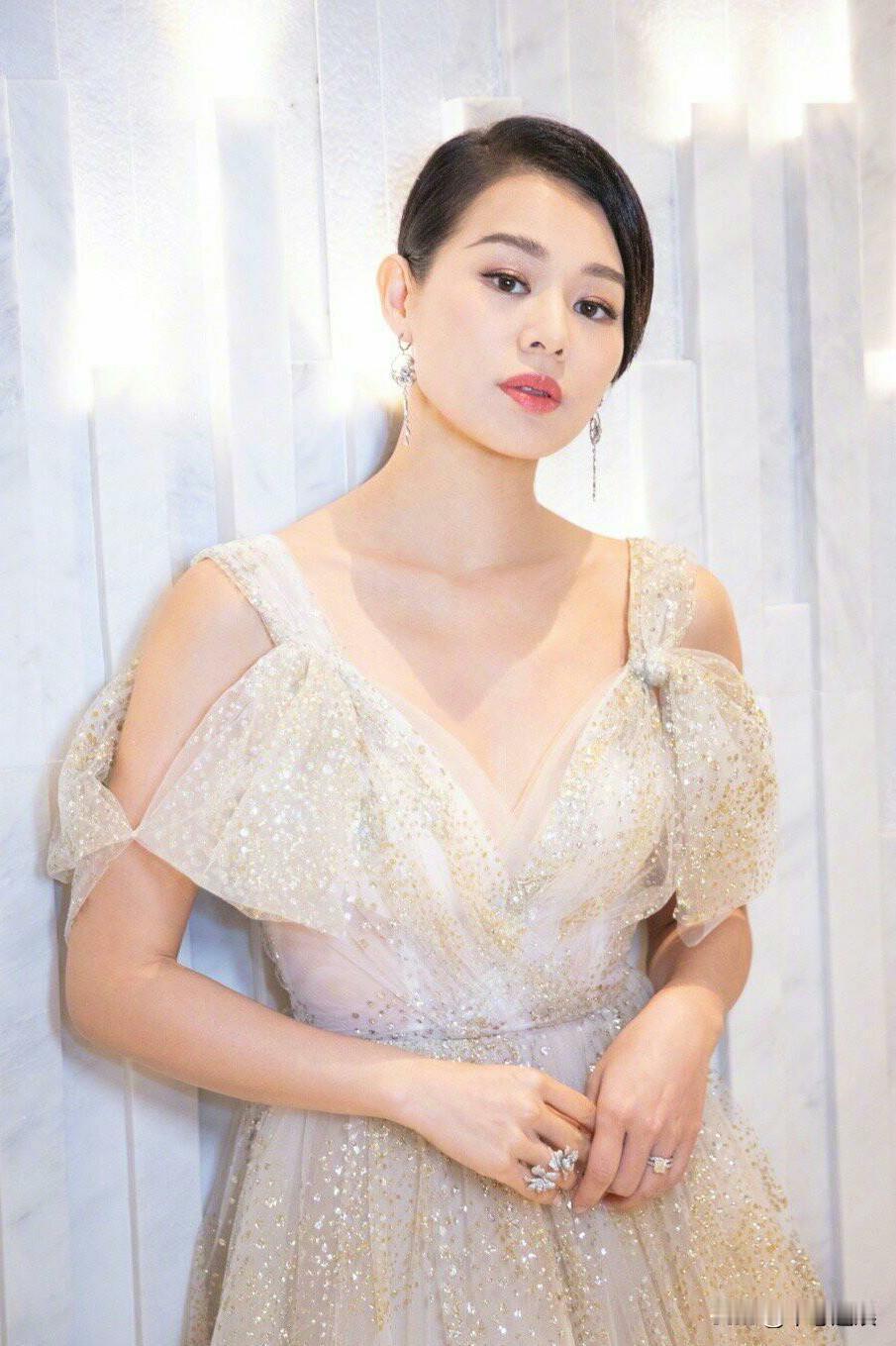 很多人都在笑胡杏儿替老公解释，很傻其实她才是最聪明的女人。和前男友同居８