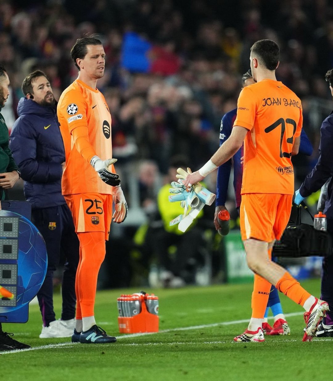 每体：胡安·加西亚与什琴斯尼在巴塞罗那出场次数相同（40场比赛）：◻️胡安·加