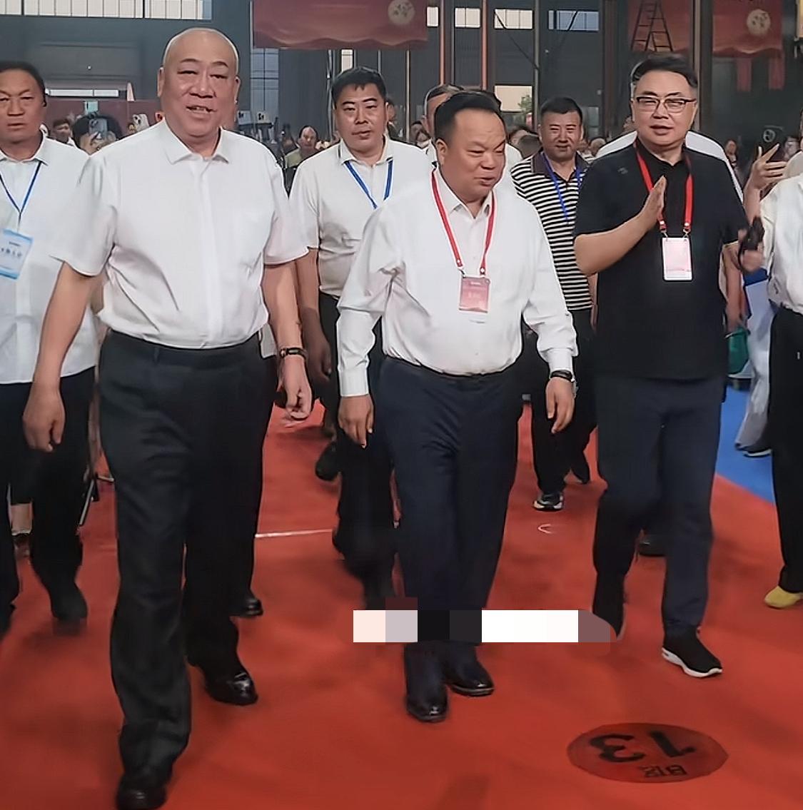 崔培军陪同客人视察车间时的一幕