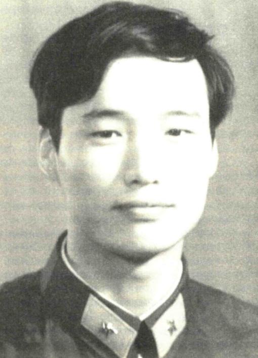 1986年，趁着大雾弥漫，我军两名勇士摸到越军鼻子底下布雷，谁知雷还没布完，雾却