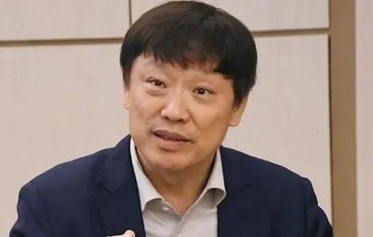 胡锡进8月3日凌晨发文，驳斥网友们称陈璇采访姿势“卑躬屈膝”的说法，并称“觉得有